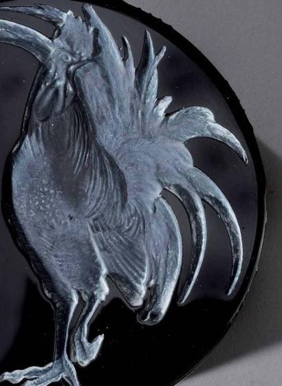 RENE LALIQUE (1860-1945) Rare boîte ronde «Coq» en verre moulé-pressé teinté noir....