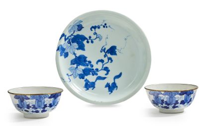 Chine pour le Vietnam XIXe siècle 
Lot de trois objets en porcelaine bleu-blanc comprenant...