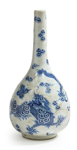 Chine pour le Vietnam XIXe siècle 
Blue-white porcelain bottle vase, decorated with...
