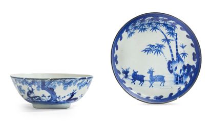 Chine pour le Vietnam XIXe siècle Lot de deux objets en porcelaine bleu-blanc comprenant...