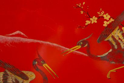 Nguyen THÀNH LÊ (1919-2003) et atelier 枝头的两只鹤 红底金边的漆器，右下角有签名，并注有Viet-Nam 90 × 60...