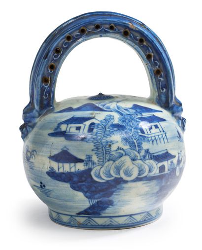 Chine pour le Vietnam XIXe siècle 
Spherical blue-white porcelain pot-à-chaux, decorated...