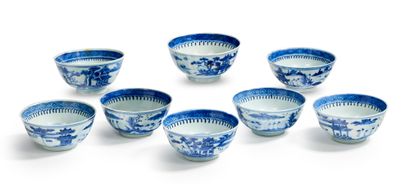 Chine pour le Vietnam XIXe siècle Lot de huit bols en porcelaine bleu-blanc, à décor...
