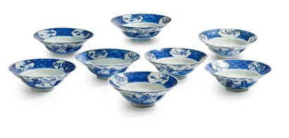 Chine pour le Vietnam XIXe siècle 
Lot de huit bols en porcelaine bleu-blanc, à décor...
