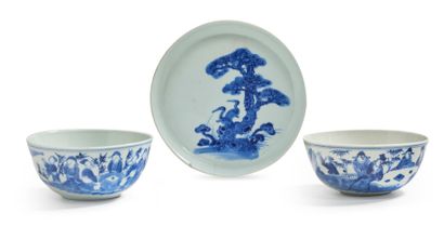 Chine pour le Vietnam XIXe siècle 
Lot de trois objets en porcelaine bleu-blanc,...