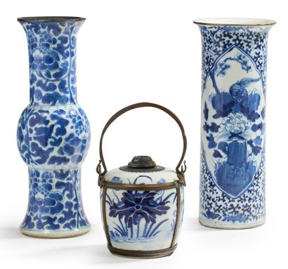 Chine pour le Vietnam XIXe siècle 
Lot de trois objets en porcelaine bleu-blanc,...