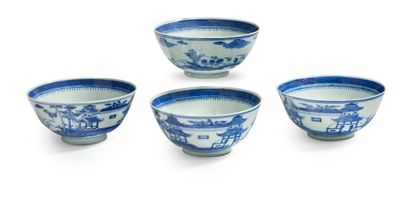 Chine pour le Vietnam XIXe siècle 
Lot de quatre bols en porcelaine bleu-blanc, à...
