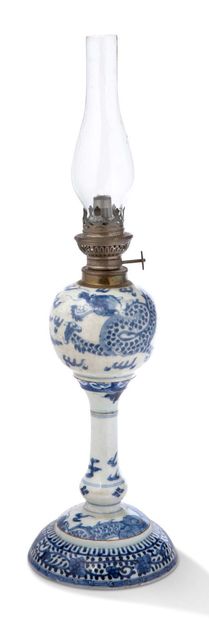 Chine pour le Vietnam XIXe siècle 
Lot de quatre objets en porcelaine bleu-blanc,...