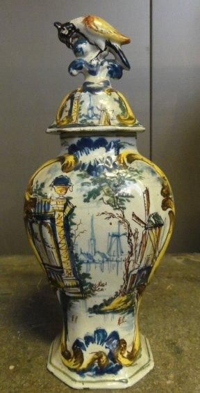 DELFT XVIIIème siècle Vase couvert (couvercle restauré) H: 30 cm