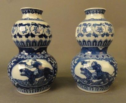 CHINE Début XXème siècle Paire de vases à double corps en porcelaine à décor blanc...
