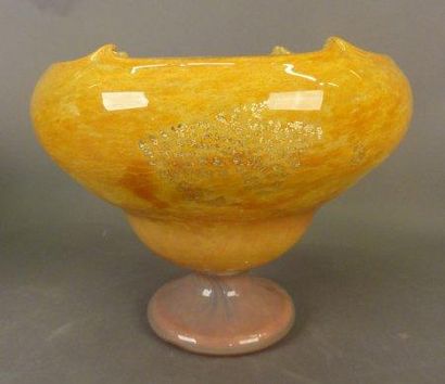 DAUM Important vase en verre soufflé à décor d'incrustations de paillons d'or Repose...