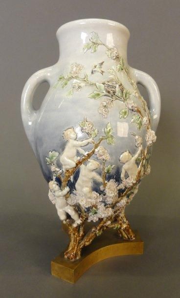 null Vase Carrier Belleuse en porcelaine H 35 cm (accident au pied)