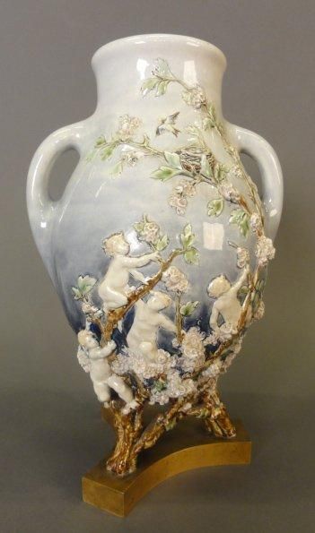 null Vase Carrier Belleuse en porcelaine. H: 35 cm (accident au pied)