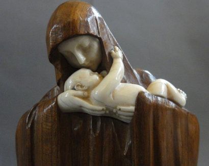 HEUVELMANS Vierge à l'enfant en bois sculpté et ivoire signé sur la terrasse H: 32...