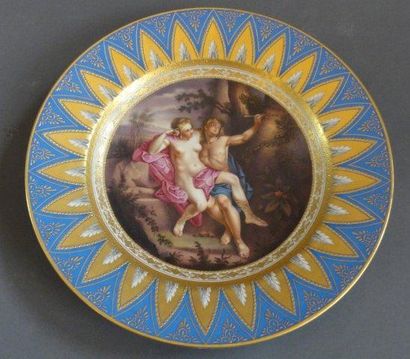 VIENNE Assiette en porcelaine polychrome à décor représentant "Angélique et Médor"au...