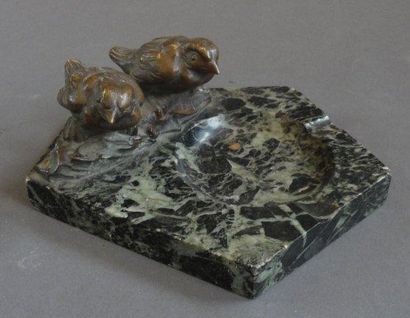 E. L. ADNIN Vide poche à décor d'oiseaux. Bronze et marbre L: 17 cm