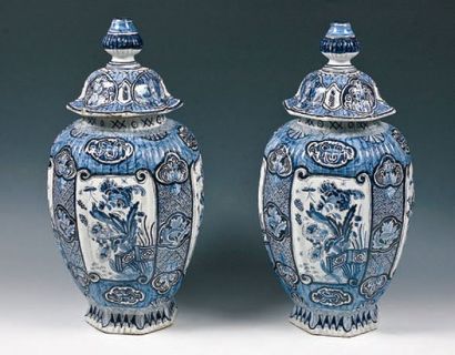 null DELFT Paire de vases couverts en faïence décor en camaïeu bleu XXe siècle HAUT....