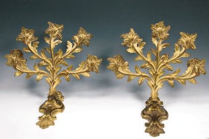 null Paire d'appliques en bronze doré et ciselé à cinq feux à décor de feuilles d'acanthes...
