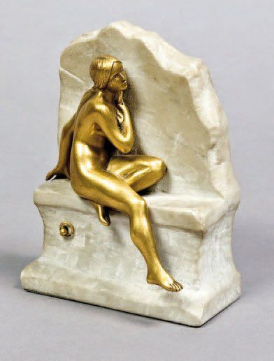 null Jeune femme nue en bronze assise sur un socle en marbre blanc HAUT. : 16 CM