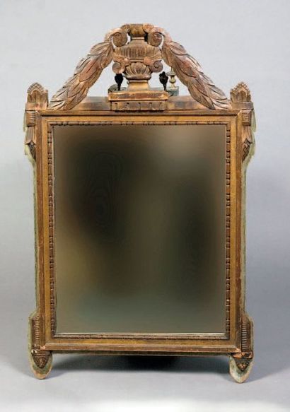 null Miroir à fronton en bois sculpté et doré à décor d'un vase néoclassique Style...