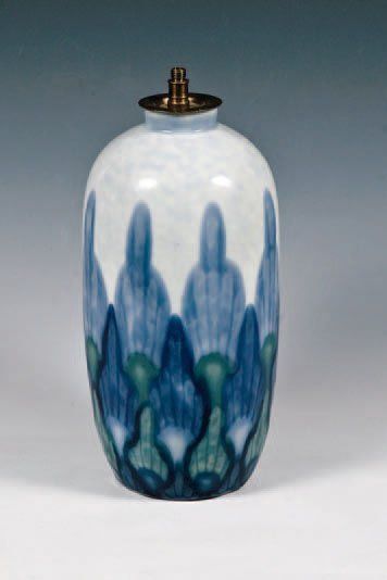 null LIMOGES - Tharaud Vase à décor géométrique vert et bleu Vers 1930 (monté en...