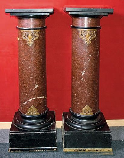 null Paire de colonnes en marbre rouge et noir et garniture de bronze Vers 1900.(accidents)...