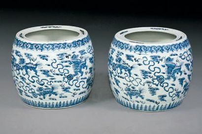 null Paire d'importants caches-pots en porcelaine de Chine à décor en camaïeu bleu...