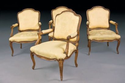 null Suite de quatre larges fauteuils à dos plats en bois mouluré et sculpté de style...