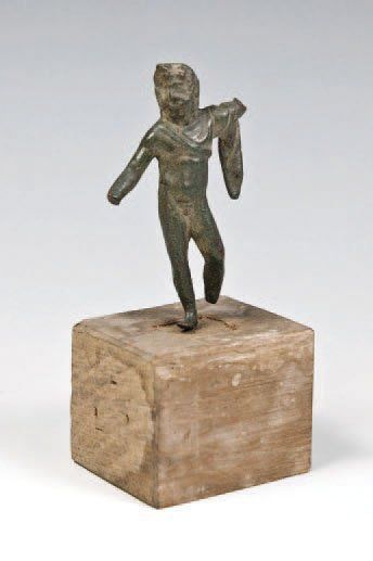 null Une figurine de Zeus à demi-nu levant le bras. Bronze à patine verte lisse....