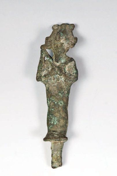 null Osiris tenant le sceptre et le flagelum. Bronze à patine croûteuse. Egypte Basse...