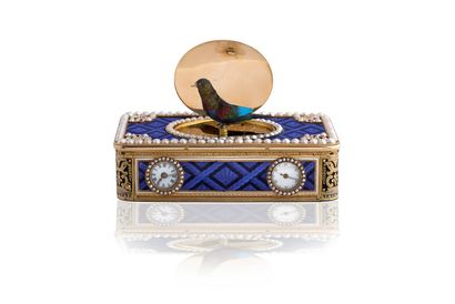 TRAVAIL SUISSE 
Une boîte montre à oiseau chanteur en or, émail et perles avec mouvement...