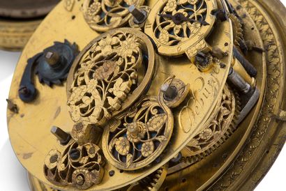 DEBURGE, Paris Milieu XVIIe siècle 带闹钟功能的单指针鎏金金属马车表 铰链式表壳，银色表圈和背面装饰有圣母玛利亚和她的孩子的圣家族场景，印有...