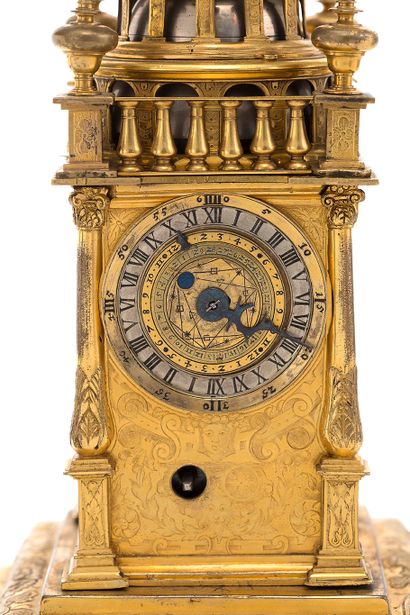 AUGSBURG, Allemagne du Sud 
Horloge de table dite « Türmchenuhr »



En cuivre et...