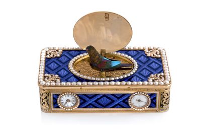 TRAVAIL SUISSE 
Une boîte montre à oiseau chanteur en or, émail et perles avec mouvement...