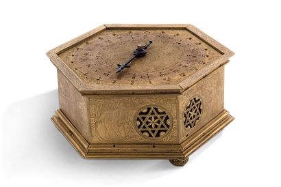 Allemagne du Sud Début XVIIe siècle Horloge de table hexagonale En cuivre doré et...