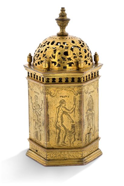 P. PLANTARD, Abbeville 
塔楼形式的台钟

鎏金铜，六边形，有一个穿孔的圆顶（用于铃铛）和雕刻的怪异面具。

在主面上，有一个圆形的表盘，在十二角星背景上有一根指针，罗马数字。

在表盘下，刻有女猎手戴安娜面对雄鹿赤身裸体的装饰，上面有拉菲尔-阿勒普斯伯爵纪尧姆-贝利（1519-1582）的纹章[Or...