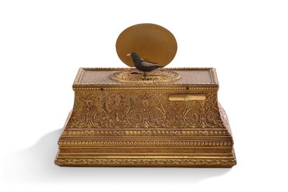 TRAVAIL FRANÇAIS 
Boîte à oiseau chanteur en métal doré contenant un nécessaire de...