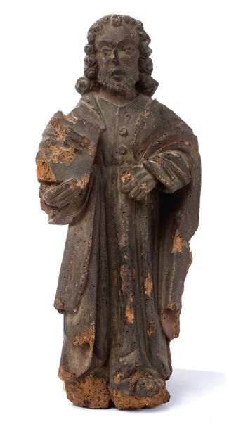 雕刻的木制《圣徒》。圣人站着，左手拿着一本合上的书；他穿着一件有腰带的长袍，前面有扣子，还有一件长长的披风。
15世纪中叶
高度：43厘米
...