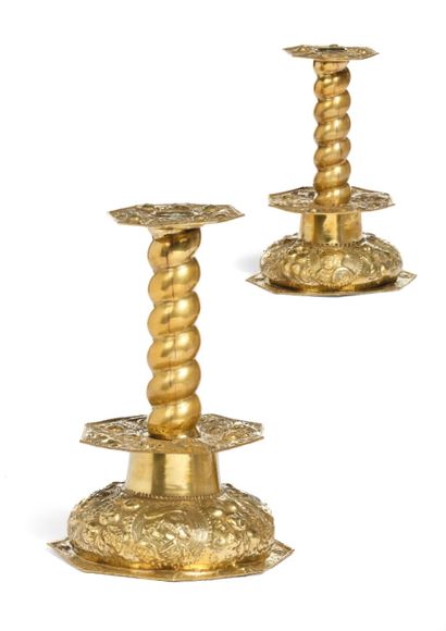 PAIRE DE FLAMBEAUX 抛光黄铜材质，带有回纹工艺。八角形的部分，轴心的躯干。丰富的水果和奖章装饰，上面有推定的弗朗索瓦一世和巴亚尔骑士的轮廓以及武术战利品。
16世纪风格
高度：26,7...
