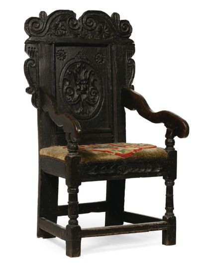 WAINSCOT椅，也被称为橡木雕花镶板椅，这是一个罕见的例子，椅背上雕刻着一个椭圆形的大胡子男人的马卡龙，雕刻着皮带和柱子。
英格兰，16世纪末，17世纪初
高度：108厘米...