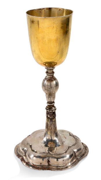 银色和黄铜色的CALICE。Poly-lobed底座刻有十字架，baluster结，略微外翻的碗。
轴和底座，17世纪末/18世纪初
杯子，后期
高度：20.4厘米...