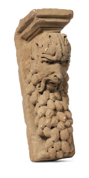 一个小型的石雕MODILLON，装饰着一个怪异的老人的头像，他的长胡子是由一串葡萄组成的。
法国，16或17世纪
高度：33厘米...