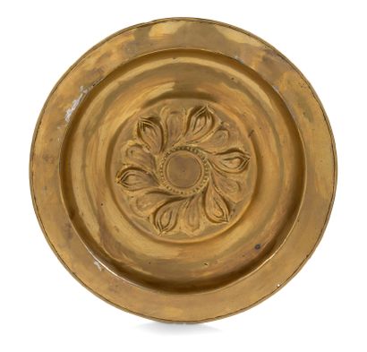 巨大的铜制回纹餐盘，高浮雕的脐部装饰着螺旋形的小圆点。
德国南部，16世纪
直径：42厘米
...