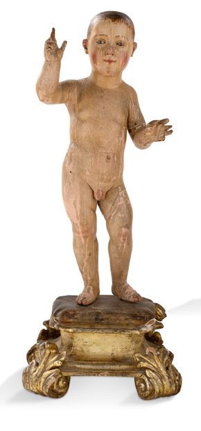 null 耶稣的孩子 "祝福"，木雕，圆雕，多色，玻璃眼睛。孩子站在垫子上，举起右臂做出祝福的手势；模制的底座放在四个刺桐叶脚上。
意大利南部，18世纪
总高度：72.5厘米
...