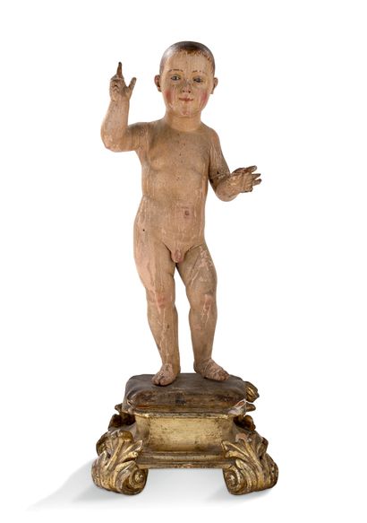 null 耶稣的孩子 "祝福"，木雕，圆雕，多色，玻璃眼睛。孩子站在垫子上，举起右臂做出祝福的手势；模制的底座放在四个刺桐叶脚上。
意大利南部，18世纪
总高度：72.5厘米
...