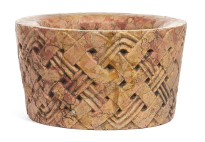 维罗纳大理石雕刻的圆杯，边缘有平滑的和有凹槽的三条带子的浮雕装饰。
意大利北部，罗马式时期，12世纪
高度：20厘米...
