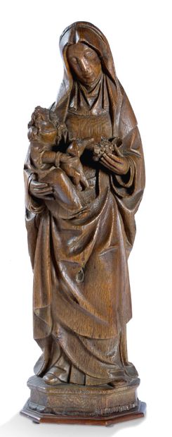 null 橡木雕刻的圣安娜-特里尼泰尔（SAINTE ANNE TRINITAIRE），她的左臂上坐着小圣母，抱着孩子
耶稣，靠在她祖母的右手提供的一串葡萄上。
北欧，15世纪
高度：72厘米...