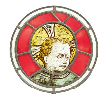 null 灰褐色和银黄色的多色玻璃，表现了一个婴儿耶稣的肖像。
部分16世纪
直径：27厘米
在一个八角形的木框中
43 x 43厘米
(带电)