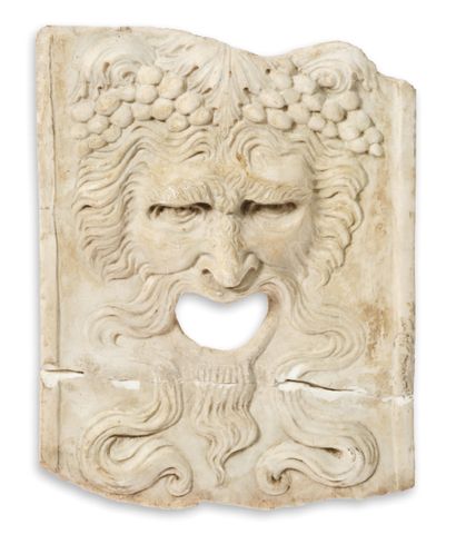 null 一个白色大理石喷泉面具，低浮雕有一个龇牙咧嘴的动物。
意大利，18世纪
高度：37,5厘米 - 宽度：30厘米
深度：1,5厘米
 （断为两截）