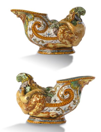 null URBINO, FLAMINIO 或 ORAZIO FONTANA工作室 (约1570年)
罕见的陶器酒壶，形状是一个萨提尔。丰富的多色装饰，白底怪异的卷轴，手柄是一个萨提尔的形状，上面有一个刺绣卷轴，他的手和腿在壶的后面紧紧握住藤蔓的枝条。壶嘴由一个怪诞的面具支撑，面具上的刺叶胡须拥抱着身体。椭圆形的基座上有一个椭圆形的楣板。
乌尔比诺，16世纪，约1570年
高度：14.6厘米...